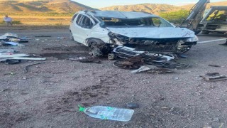 Elazığda hafif ticari araç takla attı: 5 yaralı
