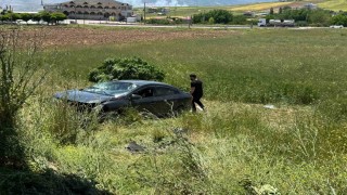 Elazığda otomobil tarlaya uçtu: 3 yaralı