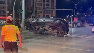 Elazığda otomobille çarpışan  araç yan yattı: 11 yaralı