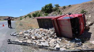 Elazığ'da parke taşı yüklü kamyonet devrildi: 2 yaralı