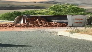 Elazığda tuğla yüklü kamyon devrildi: 1 yaralı