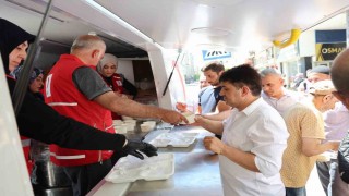 Elazığ'da vatandaşlara aşure ikramı