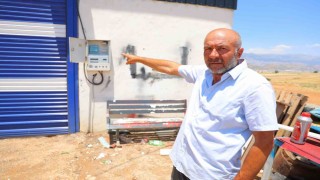 Elektriği kesilen besici yardım bekliyor