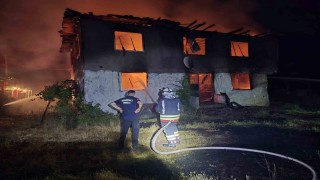 Elektrik kontağından çıkan yangında 2 katlı ev küle döndü