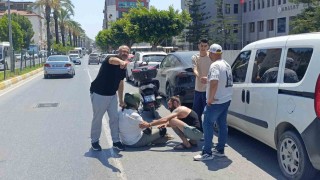Elektrikli otomobille çarpışan motosikletli yaralandı