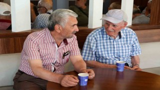 Emeklilere ücretsiz çay ve su ikramıyla kütüphane imkanı