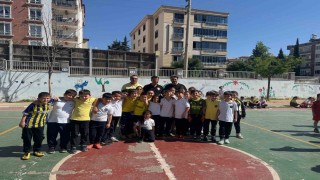 Emniyet Müdürü Özcan miniklerle futbol oynadı