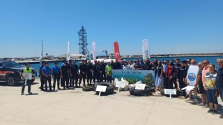 Enezde kurbağa adamlar deniz dibindeki atıkları temizledi