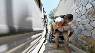 Engelli oğlunu sırtında taşıyan babanın yol sorunu çözüldü