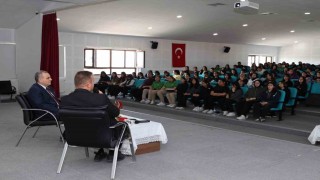 ERÜ Rektörü Altun, Develide öğrenciler ile buluştu