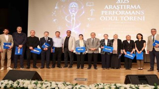 ERÜde 2025 Yılı Araştırma Performans Ödül Töreni düzenlendi