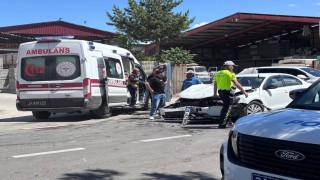 Erzincanda 3 araçlı trafik kazası güvenlik kamerasına yansıdı