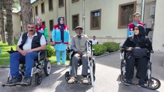 Erzincanda ihtiyaç sahibi vatandaşlara akülü engelli aracı desteği
