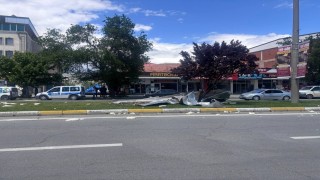 Erzincanda şiddetli rüzgardan ağaçlar devrildi, çatılar uçtu
