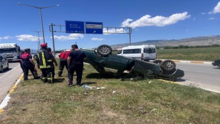 Erzincanda takla atan otomobilde 2 kişi yaralandı