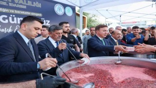 Erzincanda vatandaşlara aşure ikram edildi