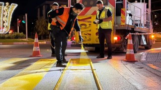 Erzincanda yol çizgileri yenileniyor