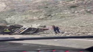 Erzurumda feci kaza: Freni patlayan tırdan atlayan sürücü öldü, 2 kişi yaralandı