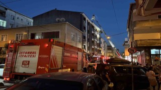 Esenlerde 4 katlı binada çıkan yangın çatıya sirayet etti
