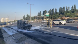 Esenyurt TEM Otoyolunda hafif ticari araç alev alev yandı
