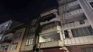 Esenyurtta 3 katlı binanın çatısı alev alev yandı