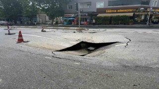 Esenyurtta İSKİnin boru hattı patladı, yol çöktü cadde göle döndü