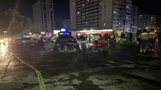 Esenyurtta otomobil ile motosiklet çarpıştı: Araçlar alevlere teslim oldu