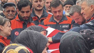 Eşi tabutuna son kez sarıldı, babası namazını kıldırdı: AFAD personeline hüzünlü veda