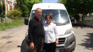 Eşine yardım için direksiyon başına geçti, öğrenci servisinin sevilen şoförü oldu