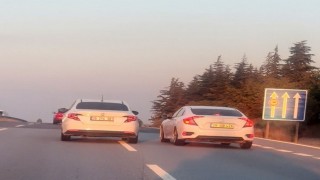 Eskişehir- Bursa yolunda birbirini sıkıştıran 2 araç trafiği tehlikeye attı