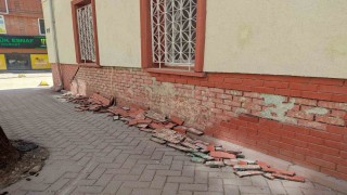 Eskişehirde cami duvarının dekoratif tuğlaları deforme olup kaldırıma döküldü