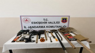 Eskişehirde kaçak kazı yapan 3 şüpheli suçüstü yakalandı