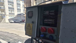 Eskişehirde kapağı açık bırakılan elektrik panosu korkutuyor