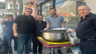 Eskişehirde yaşayan Aşağı Piribeyli köylüleri vatandaşlara aşure ikramında bulundu