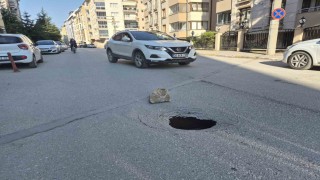 Eskişehirde yol çöktü, sürücüler zor anlar yaşadı