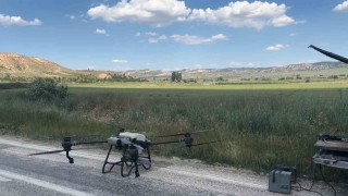 Eskişehirin kırsal kesiminde tarım alanları dron ile ilaçlandı