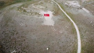Eskişehirli gençler Milli Takıma destek için dağa Türk Bayrağı nakşetti