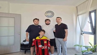 Eskişehirsporun minik kahramanına Üni Neferden anlamlı ziyaret