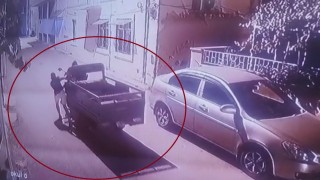 Esnafın motosikletini çalan hırsızlar kamerada