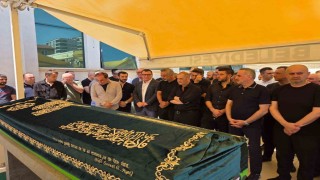 Fabrikada elektrik faciasında ölen işçi, mesai arkadaşlarının omzunda son yolculuğuna uğurlandı