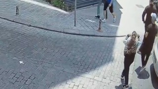 Fatihte araçtan çantayı böyle çaldılar