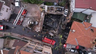 Fatihte motosiklet tamirhanesinde yangın: İş yeri ve araçlar küle döndü