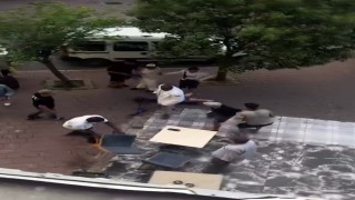 Fatihte yabancı uyruklu şahıslar arasında bıçaklı kavga kamerada