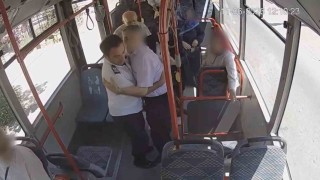 Fenalaşan yolcu için şoför ve yolcular seferber oldu