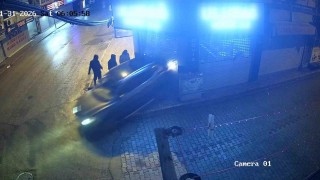 Film gibi soygun kameraya yansıdı: Kepengi araçla yıkıp 16 bin dolar çaldılar
