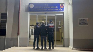 Firari şahıslar jandarmadan kaçamadı