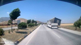 Fırtınanın, tırda taşınan konteyneri uçurduğu anlar kamerada