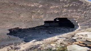Freni boşalan traktör eve daldı
