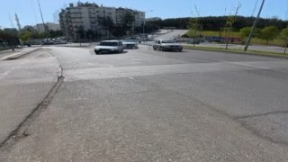 Gaziantepte trafikte ilginç görüntü: Seyir halindeki otomobilin lastiği yerinden çıktı