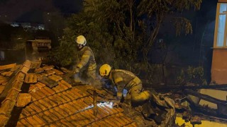 Gaziosmanpaşada 3 gecekondu alevlere teslim oldu
